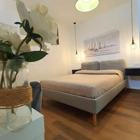 N'est - Di Design In Centro Storico A 게스트하우스 오로세