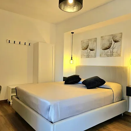 N'est - Di Design In Centro Storico A 게스트하우스 3*