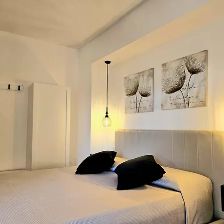 N'est - Di Design In Centro Storico A 게스트하우스 오로세