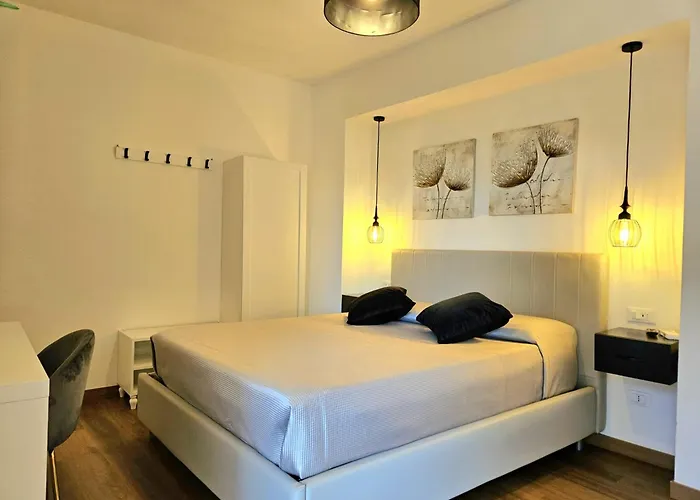 N'est - Di Design In Centro Storico A Pensión 3*